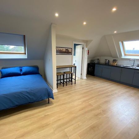 Lovely Spacious Loft Close To Train Station เวอร์ทิง ภายนอก รูปภาพ
