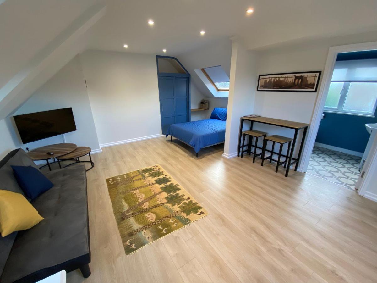 Lovely Spacious Loft Close To Train Station เวอร์ทิง ภายนอก รูปภาพ