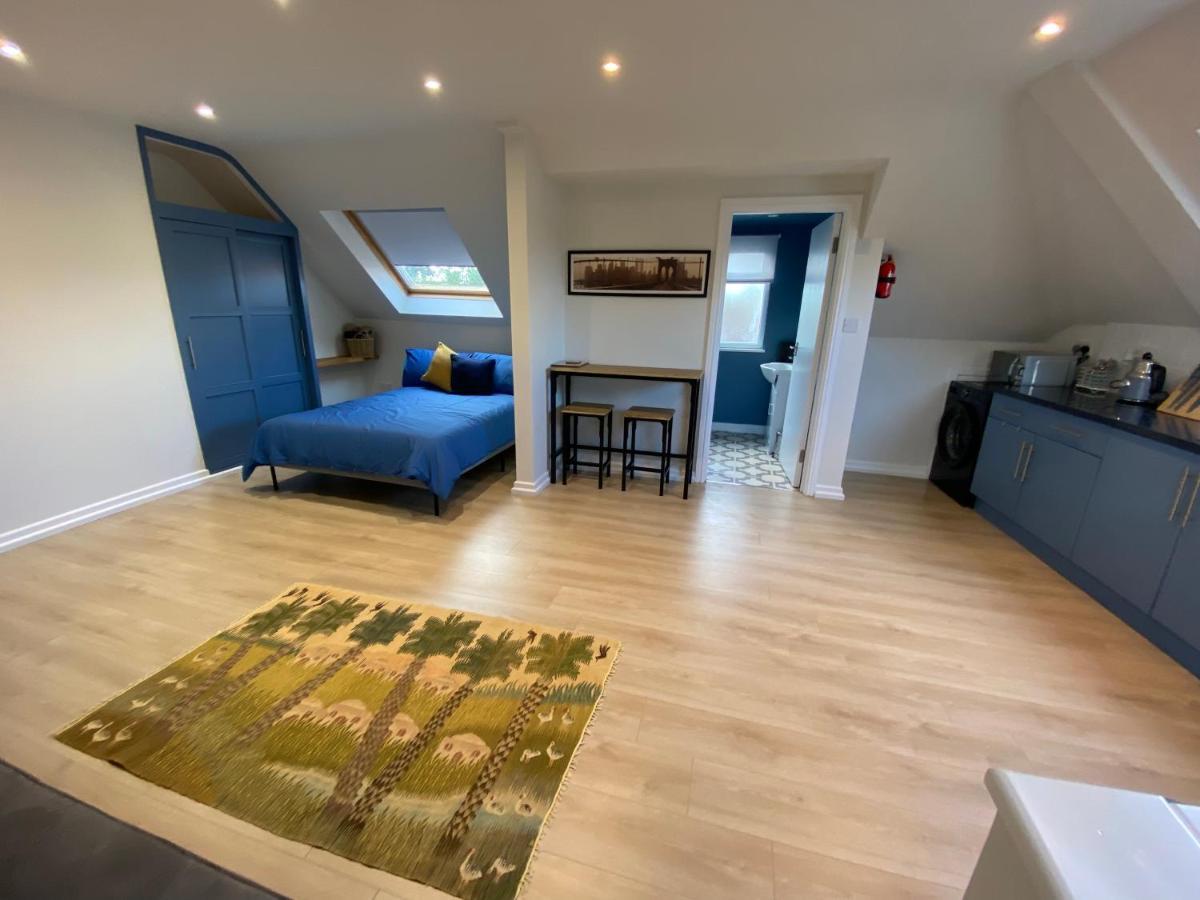 Lovely Spacious Loft Close To Train Station เวอร์ทิง ภายนอก รูปภาพ