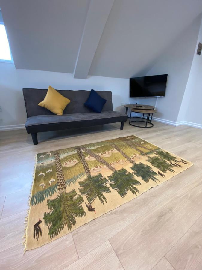 Lovely Spacious Loft Close To Train Station เวอร์ทิง ภายนอก รูปภาพ