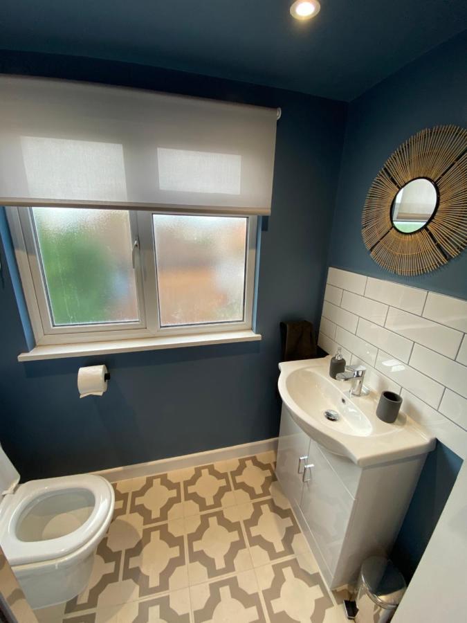 Lovely Spacious Loft Close To Train Station เวอร์ทิง ภายนอก รูปภาพ